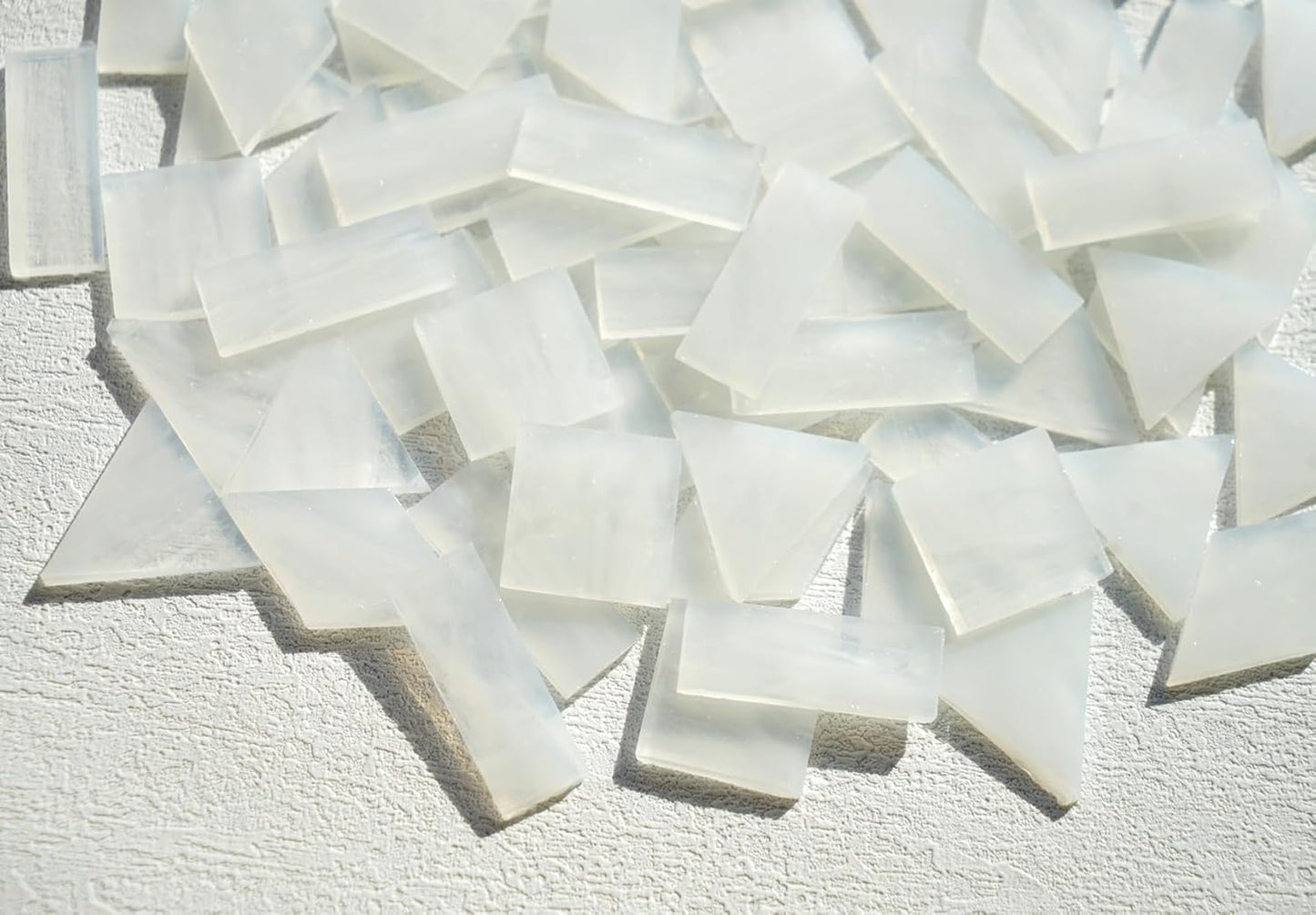 Large Textrued Transparent Glass Mosaic Tiles, 70pcs Stained Glass Pieces Bulk for Mosaic Art, 200g Pre-Cut Mosaic Glass Tiles Kit for Handmade Mosaic Crafts, Clear & White