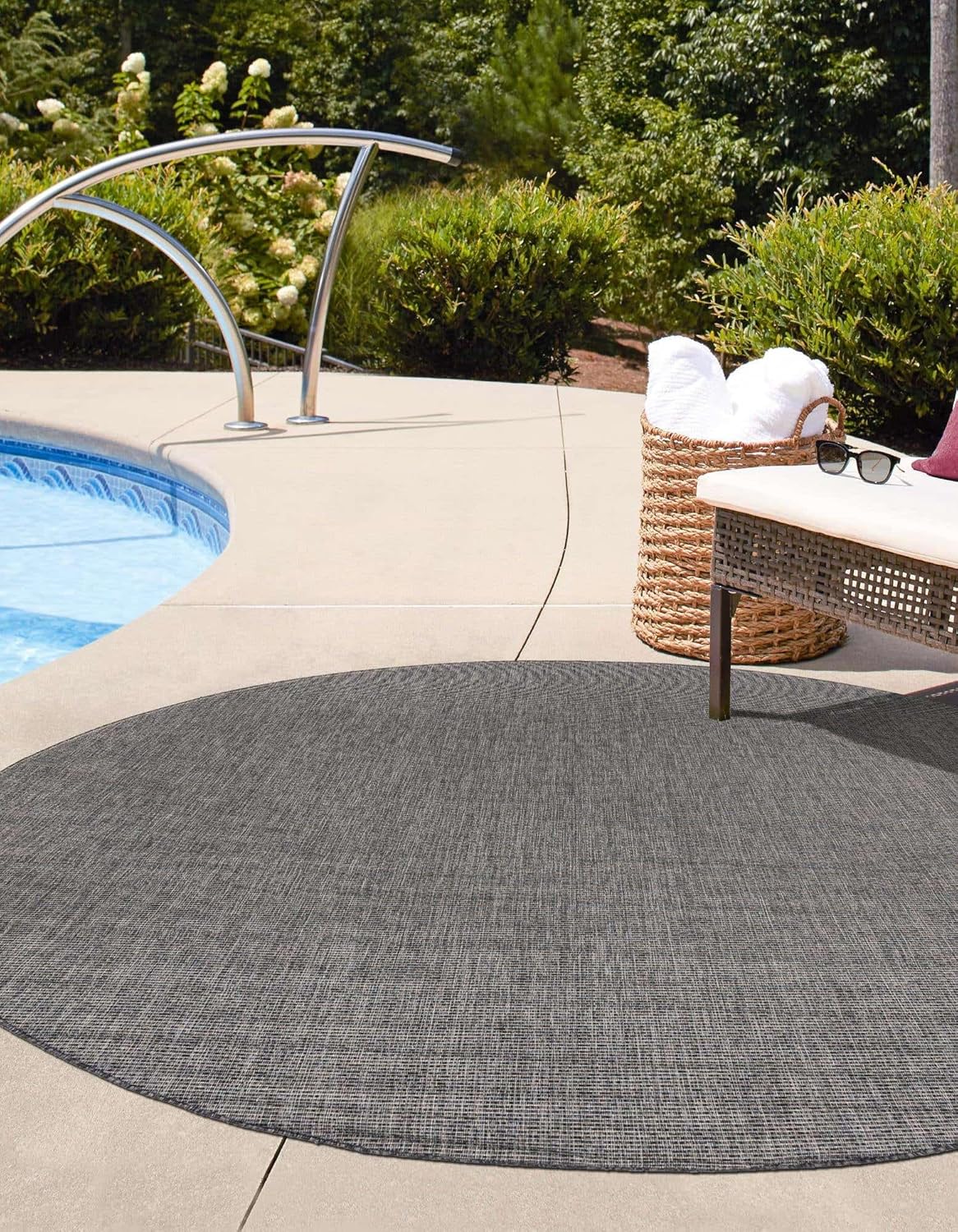 Unique Loom Outdoor Solid Collection Area Rug (5' 3" Round Black/Ivory)